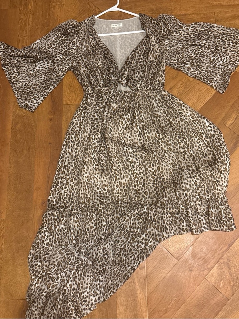 Main Strip beige and white patterned blouse